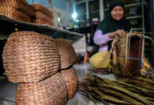 Perajin aksesoris berbahan eceng gondok di salah satu UMKM, di kota Makassar, Sulawesi Selatan, Senin (21/7). [astakom/str-Arfa Ramlan]