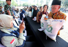Penyaluran Beras Bantuan Pangan kepada masyarakat, di Makodam III Siliwangi, Bandung, Jawa Barat, Kamis (24/7). [astakom/str-Budi Yanto]