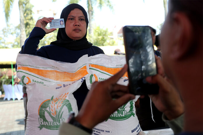 Penyaluran Beras Bantuan Pangan kepada masyarakat, di Makodam III Siliwangi, Bandung, Jawa Barat, Kamis (24/7). [astakom/str-Budi Yanto]