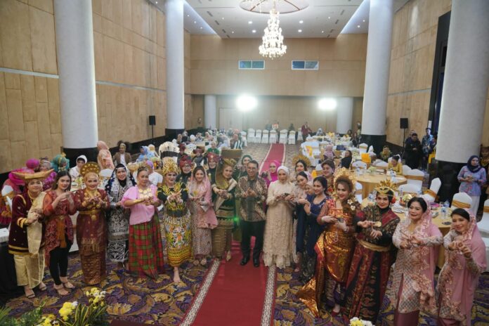 Menbud Fadli Zon saat menghadiri Pagelaran Seni Budaya dari Wanita Filantropi Indonesia (WFI) di Ballroom Hotel Manhattan, Jakarta Selatan. [astakom]