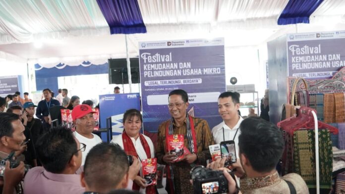 Menkum saat menghadiri Festival Kemudahan dan Perlindungan Usaha Mikro, Kecil dan Menengah di Tapanuli Utara, Sumatera Utara, Jum’at (25/07). [astakom / Kemenkum]