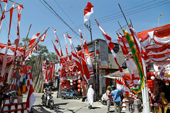 Kampung Bendera Darmokali, di Darmokali, Surabaya, Jawa Timur, Rabu (23/7). [astakom/str-Dipta Pratomo]