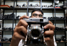 Pehobi fotografi analog, di The Hallway Space, Pasar Kosambi, Bandung, Rabu (9/7). [astakom/str-Budi Yanto]