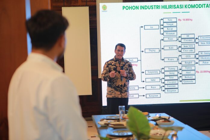 Mentan Amran di hadapan Ketua dan Para Anggota Himpunan Pengusaha Muda Indonesia (HIPMI) di Yogyakarta. [astakom]