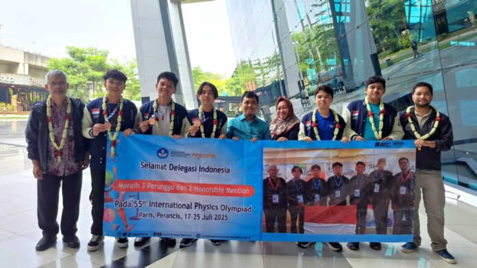 Penyambutan Tim Indonesia pada ajang IPhO 2025 di Terminal 3 Bandara Soekarno-Hatta, Tangerang. [astakom / Puspresnas]