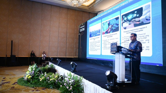 Wamenkomdigi Nezar Patria memberikan sambutan saat Mejadi Keynote Speech 