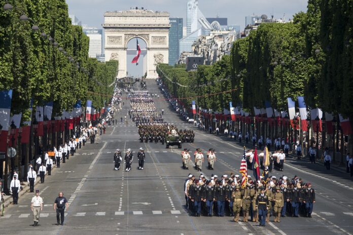 Tentara Amerika, Pelaut, Penerbang, dan Marinir Memimpin Parade Militer Hari Bastille Tahunan Down The Champs-Elysees di Paris, 14 Juli 2017. [astakom / Wiki]