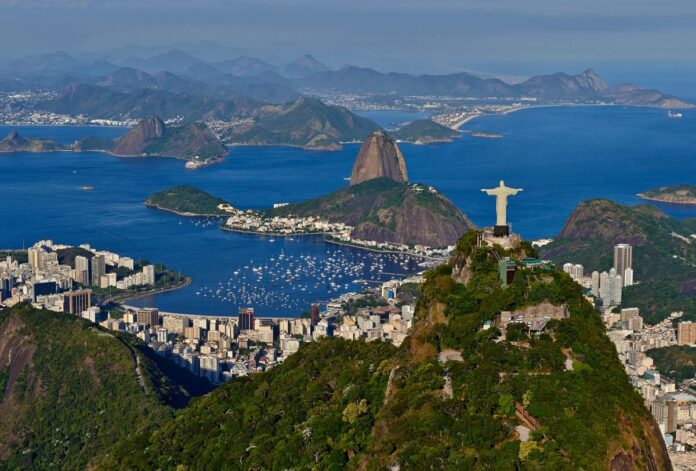 Bentang Alam Carioca antara Gunung dan Laut Rio de Janeiro. [astakom / VisitBrasil]