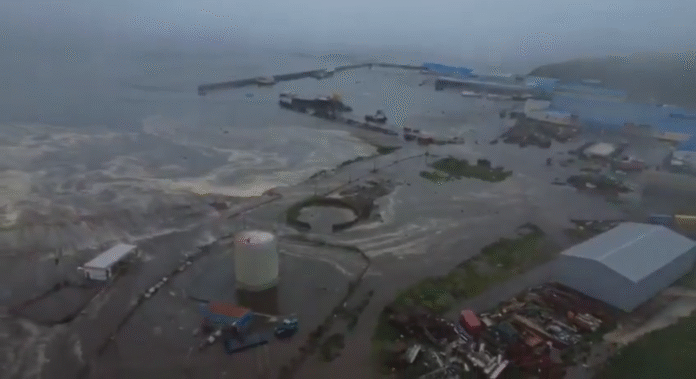 Rekaman drone memperlihatkan kerusakan luas di pelabuhan Severo-Kurilsk di Kepulauan Kuril, Rusia, yang disebabkan oleh gelombang tsunami akibat gempa bumi berkekuatan 8,8 di lepas pantai Kamchatka. [astakom / x: vanguardintel]