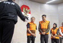Empat tersangka dugaan korupsi di Kemnaker ditahan, di Gedung KPK, Jakarta, Kamis (17/7). [astakom/str-Antasena]