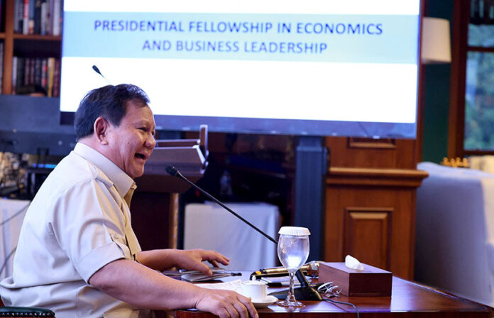 Presiden Prabowo menggelar pertemuan dengan 82 Profesional Muda, di Padepokan Garudayaksa, Hambalang, Bogor, Jawa Barat, Sabtu (26/7). [Tim Media Presiden]