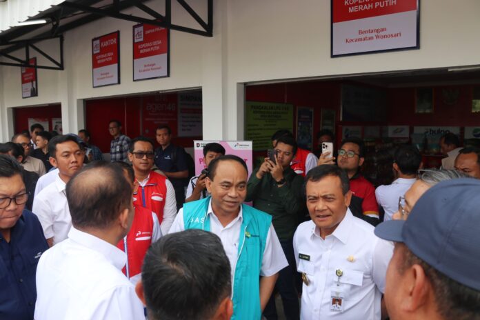 Menkop Budi Arie Setiadi dan Gubernur Jateng Ahmad Lutfi melakukan pengecekan di KDMP Bentangan, Klaten. [astakom / JatengProv]