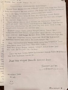 Ketika Presiden Prabowo Terima Surat dari Siswa Sekolah Rakyat 1 Surat dari anak Sekolah Rakyat bernama Erni Andayani untuk Presiden Prabowo.
