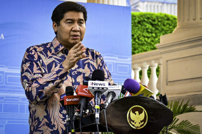 Menteri Perumahan dan Kawasan Permukiman (PKP), Maruarar Sirait, memberikan keterangannya usai dipanggil Presiden Prabowo Subianto di Istana Merdeka, pada Rabu (30/7).