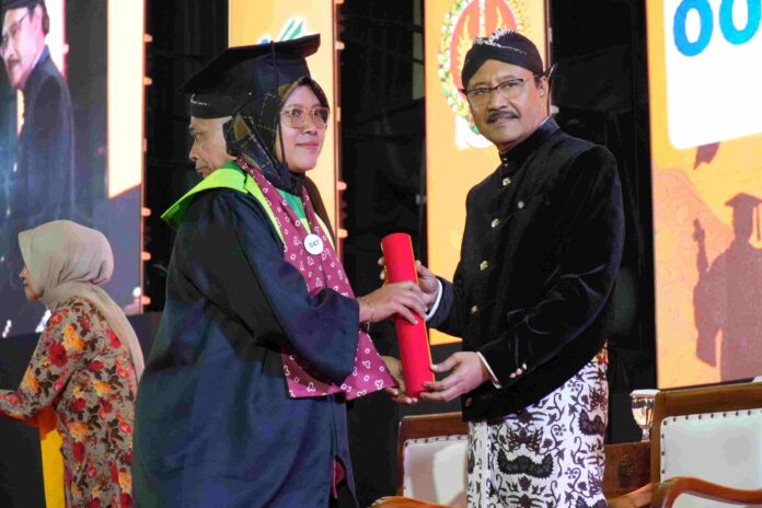 Kementerian Sosial (Kemensos) menggraduasi 1.000 Keluarga Penerima Manfaat (KPM) Program Keluarga Harapan (PKH) di Grha Sabha Pramana Universitas Gadjah Mada (UGM), Sleman, Daerah Istimewa Yogyakarta, Kamis (17/7). [astakom / Kemensos]