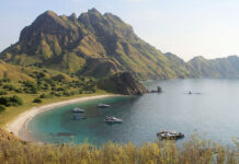 Sejumlah wisatawan berkunjung ke Pulau Komodo, di Taman Nasional Komodo, Manggarai Barat, NTT beberapa waktu lalu. [astakom/str-Axel Oliver]