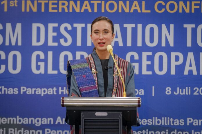 Menteri Pariwisata Widiyanti Putri Wardhana saat memberikan sambutannya pada pembukaan acara 1st Toba Caldera International Conference on Indonesia Geotourism di Hotel Khas Parapat, Simalungun, Sumatra Utara, Selasa (8/7). [astakom / Kemenpar]