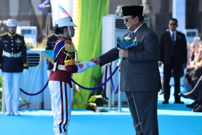 Momen Presiden Prabowo diberi rangkaian bunga oleh Polisi Cilik. [astakom / Tim Media Presiden]