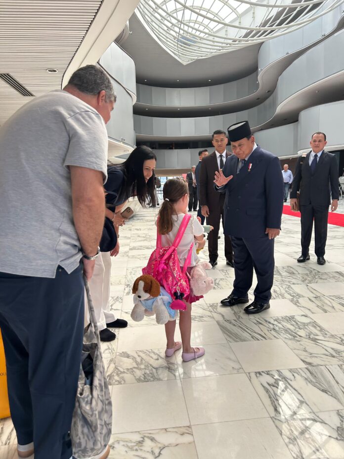 Momen Manis Prabowo Berpapasan dan Sapa Anak Kecil Brasil. [astakom / Tim Media Presiden]