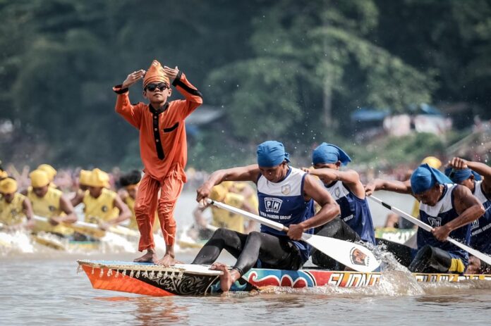 Festival Pacu Jalur Tradisional 2023 ini digelar di Tepian Narosa, Taluk Kuantan, Kabupaten Kuantan Singingi (Kuansing), Riau. [astakom / Ekraf]