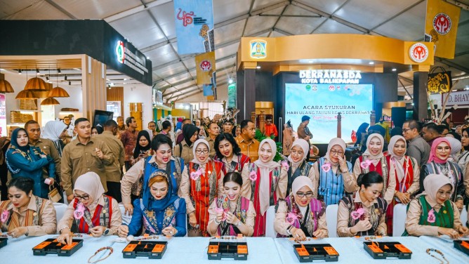 Selvi dalam acara syukuran Hari Ulang Tahun Ke-45 DEKRANAS di BSCC Dome, Balikpapan, Kalimantan Timur, Rabu (09/07). [astakom / Komdigi]