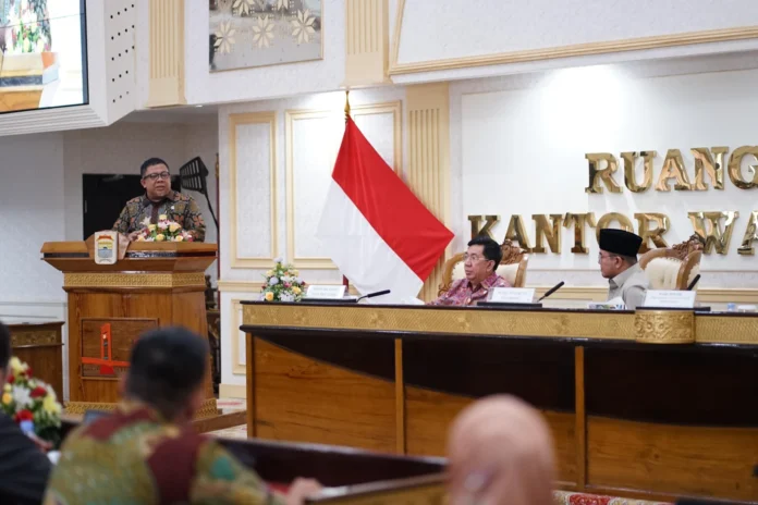 Wakil Menteri Perumahan dan Kawasan Permukiman (PKP) Fahri Hamzah dalam kunjungan kerja bersama delegasi Organisation for Economic Co-operation and Development (OECD), Jumat (11/7). [astakom / PKP]
