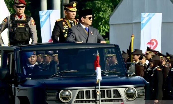 Didampingi Kapolri Jenderal Listyo Sigit Prabowo, Presiden Prabowo melakukan inspeksi pasukan dengan menaiki kendaraan taktis Maung MV3 milik Polri. [astakom]