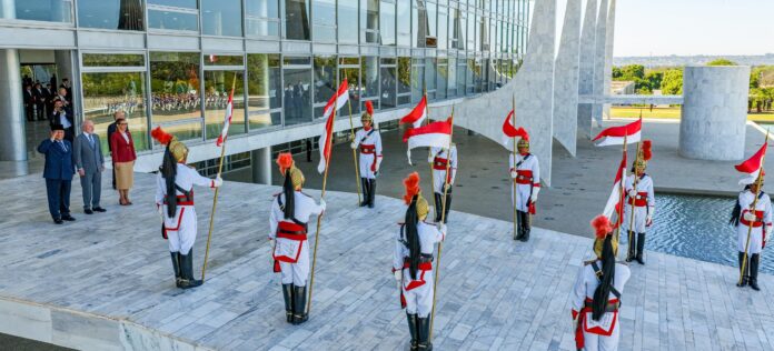 Momen Kenegaraan di Brasilia , Merah Putih Berkibar dan Prabowo Disambut Hangat di Istana Palácio do Planalto. [astakom / Tim Media Presiden]