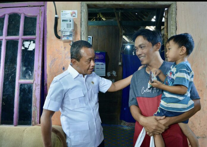 Menteri Energi dan Sumber Daya Mineral (ESDM) Bahlil Lahadalia, meninjau pelaksanaan program Bantuan Pasang Baru Listrik (BPBL) di Kabupaten Blora, Jawa Tengah, Kamis (17/7). [astakom / ESDM]