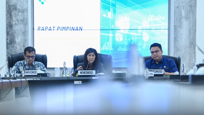 Menteri Komunikasi dan Digital Meutya Hafid Didampingi Wakil Menteri Komunikasi dan Digital Angga Raka Prabowo (kanan) dan Nezar Patria. [astakom / Komdigi]
