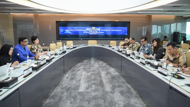 Menteri Komunikasi dan Digital, Meutya Hafid saat menerima audiensi President Director & CEO Indosat Ooredoo Hutchison (IOH) Vikram Sinha di Kantor Kemkomdigi, Jakarta, Rabu (2/7). [astakom / Komdigi]