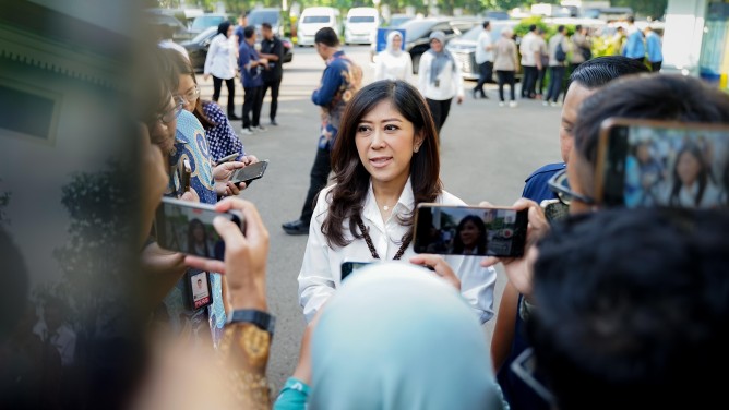 Menteri Komunikasi dan Digital Meutya Hafid saat di wawancara para Wartawan. [astakom / Komdigi]