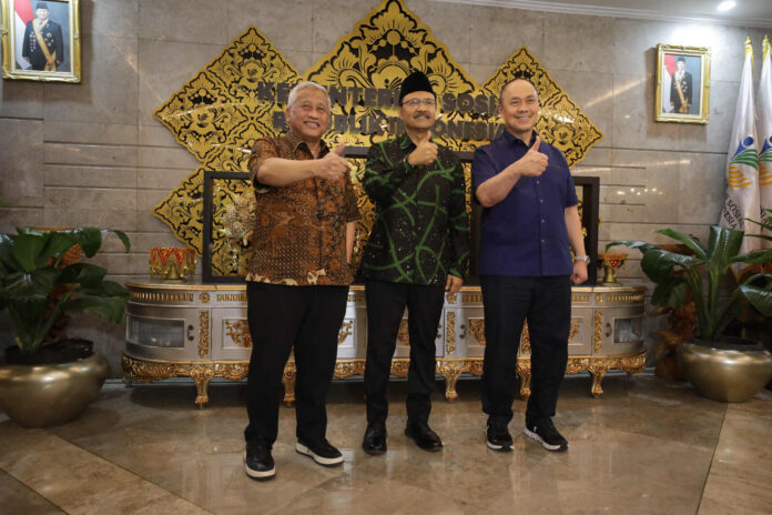 Gus Ipul ditengah dan di sebelah kanan Prof M. Nuh dan sebelah kiri Ary Ginanjar. [astakom / Kemensos]