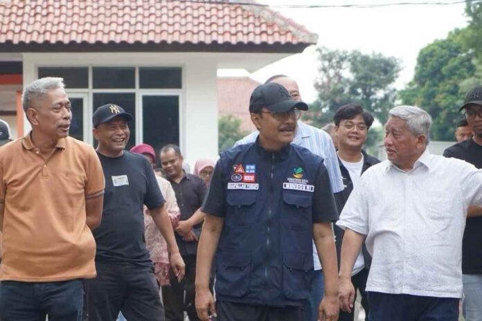 Menteri Sosial Saifullah Yusuf (Gus Ipul) bersama Wakil Menteri Sosial Agus Jabo Priyono mengecek kesiapan Sekolah Rakyat di Sentra Terpadu Inten Soeweno (STIS) Cibinong, Bogor, Jawa Barat, Minggu (13/7). [astakom / Kemensos]