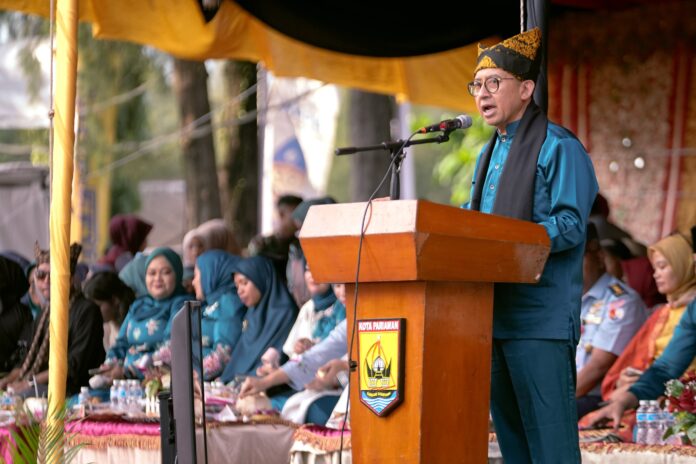 Fadli, saat membuka puncak acara Pesona Budaya Hoyak Tabuik Piaman 2025 yang digelar di Muaro Pantai Gandoriah, Kota Pariaman, Sumatera Barat. [astakom/Kemenbud]