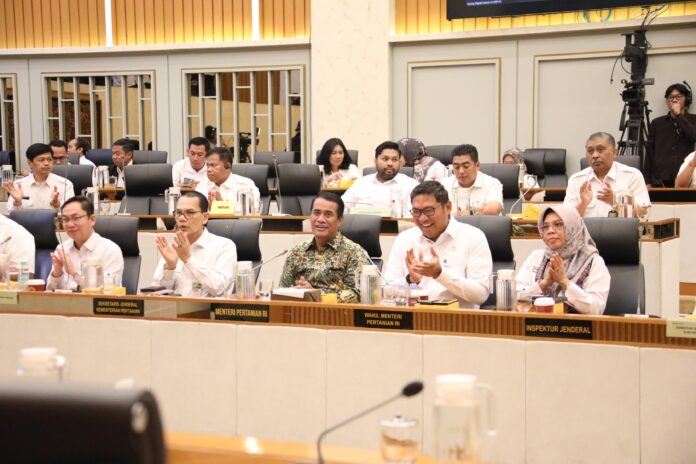 Menteri Pertanian Andi Amran Sulaiman dan Wakil Menteri Pertanian Sudaryono melakukan Rapat Kerja Komisi IV DPR RI di Gedung DPR/MPR, Senayan, Jakarta, Rabu (16/7). [astakom]