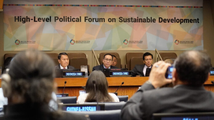Indonesia menyampaikan Voluntary National Review (VNR) keempat sebagai salah satu dari empat negara di dunia yang secara konsisten melaporkan capaian Tujuan Pembangunan Berkelanjutan/Sustainable Development Goals (TPB/SDGs). [astakom / Bappenas]