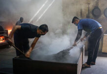Sejumlah perkerja melakukan proses roasting tradisional Adun Bubuk Kopi Ulee Kareng, di Aceh Besar, Aceh, Sabtu (5/7). [astakom/str-Wahyu Majiah]