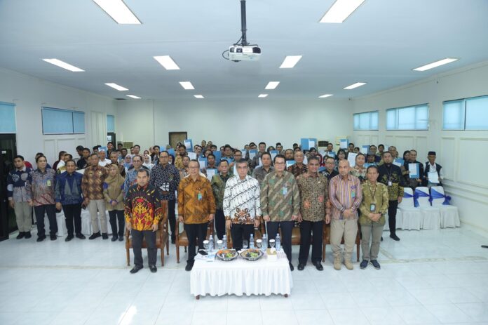 Menteri Ketenagakerjaan Yassierli saat memberikan pengarahan acara penandatanganan Pakta Integritas 107 perusahaan Jasa Keselamatan dan Kesehatan Kerja (PJK3) di wilayah Kawasan Timur Indonesia, di kantor Balai K3 Makakssar, Sulawesi Selatan, Jumat (25/7). [astakom / Kemnaker]