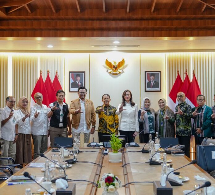 Menteri Kehutanan Raja Juli Antoni didampingi Wakil Menteri Kehutanan Sulaiman Umar menggelar pertemuan strategis bersama Menteri Pariwisata Widiyanti Putri Wardhana guna memperkuat sinergi lintas sektor.