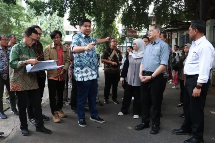 Menteri Perumahan dan Kawasan Permukiman (PKP) Maruarar Sirait melakukan kunjungan lapangan guna meninjau kesiapan lokasi pembangunan rumah susun (Rusun) Universitas Padjadjaran. [astkaom / PKP]