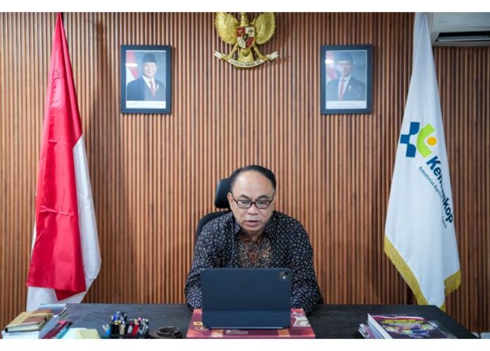 Menteri Koperasi (Menkop) Budi Arie Setiadi saat memberikan arahan pada Rapat Koordinasi Penguatan Usaha Kopdes/ Kel Merah Putih Se Provinsi Jawa Barat secara daring, Kamis (3/7). [astakom / KOP]