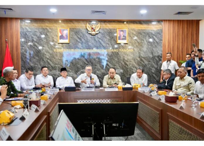 Menkop Budi Arie Setiadi usai Rapat Koordinasi Terbatas (Rakortas) Operasionalisasi dan Pengembangan Koperasi Desa/Kelurahan Merah Putih, di Kantor Kemenko Pangan, Jakarta, Selasa (29/7). [astakom / KOP]