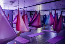 Olahraga Aerial Hammock Yoga, di Banda Aceh, Sabtu (19/7). [astakom/str-Wahyu Majiah]