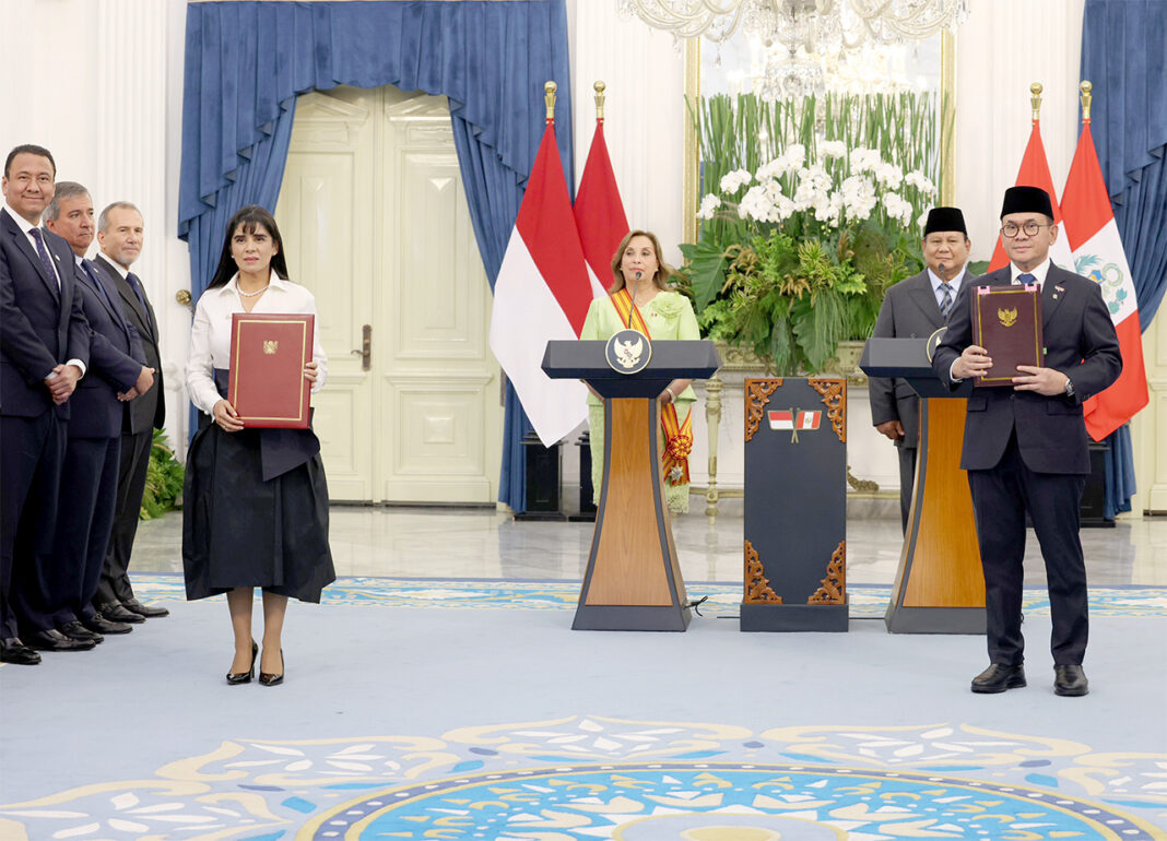 Presiden Prabowo Subianto menganugerahkan Bintang Adipurna kepada Presiden Republik Peru, Dina Boluarte, di Istana Merdeka, Jakarta, Senin (11/8).