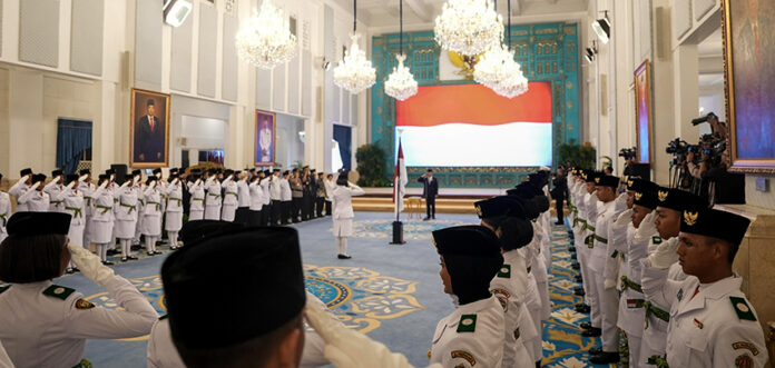 Mensesneg Kukuhkan Pasukan Pengibar Bendera Pusaka di Istana Negara, Jakarta, Sabtu (16/08).