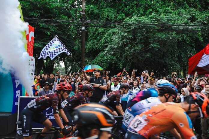 Menteri Pemuda dan Olahraga Republik Indonesia (Menpora RI) Dito Ariotedjo, secara resmi melepas ratusan peserta Tour de Banyuwangi Ijen (TdBI) 2025 edisi ke-10 Etape ke-4. Etape ini akan menempuh jarak 150 KM yang merupakan etape terakhir dari pelaksanaan kompetisi balap sepeda internasional ini di RTH Maron Genteng, Banyuwangi, Jawa Timur, Kamis (31/7). [astakom / Kemenpora]