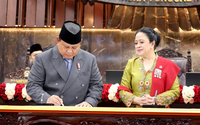 Presiden Prabowo menyampaikan pidato RUU APBN 2006, di Gedung Nusantara, Kompleks Parlemen, Senayan, Jakarta, Jumat (15/8).