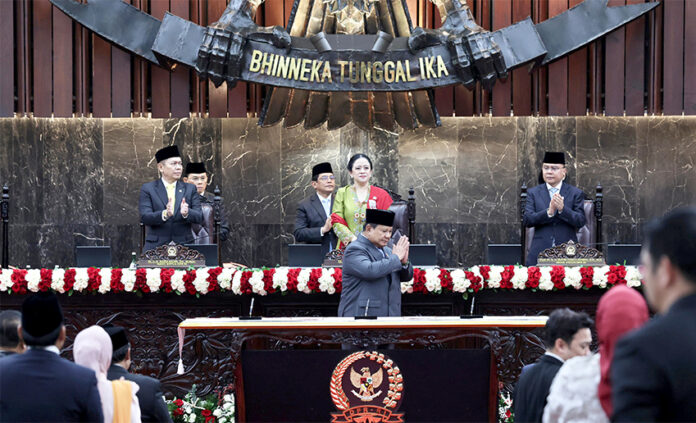 Presiden Prabowo menyerahkan RUU tentang APBN 2026 kepada Ketua DPR RI Puan Maharani di Gedung Nusantara, Jakarta, Jumat (15/8).