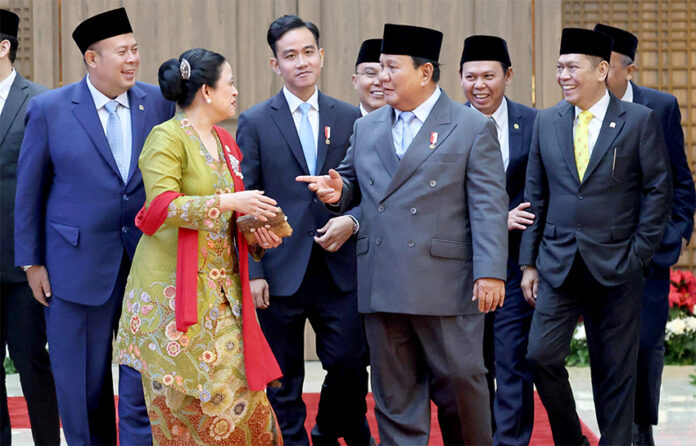 Presiden Prabowo menyerahkan RUU tentang APBN 2026 kepada Ketua DPR RI Puan Maharani di Gedung Nusantara, Jakarta, Jumat (15/8).